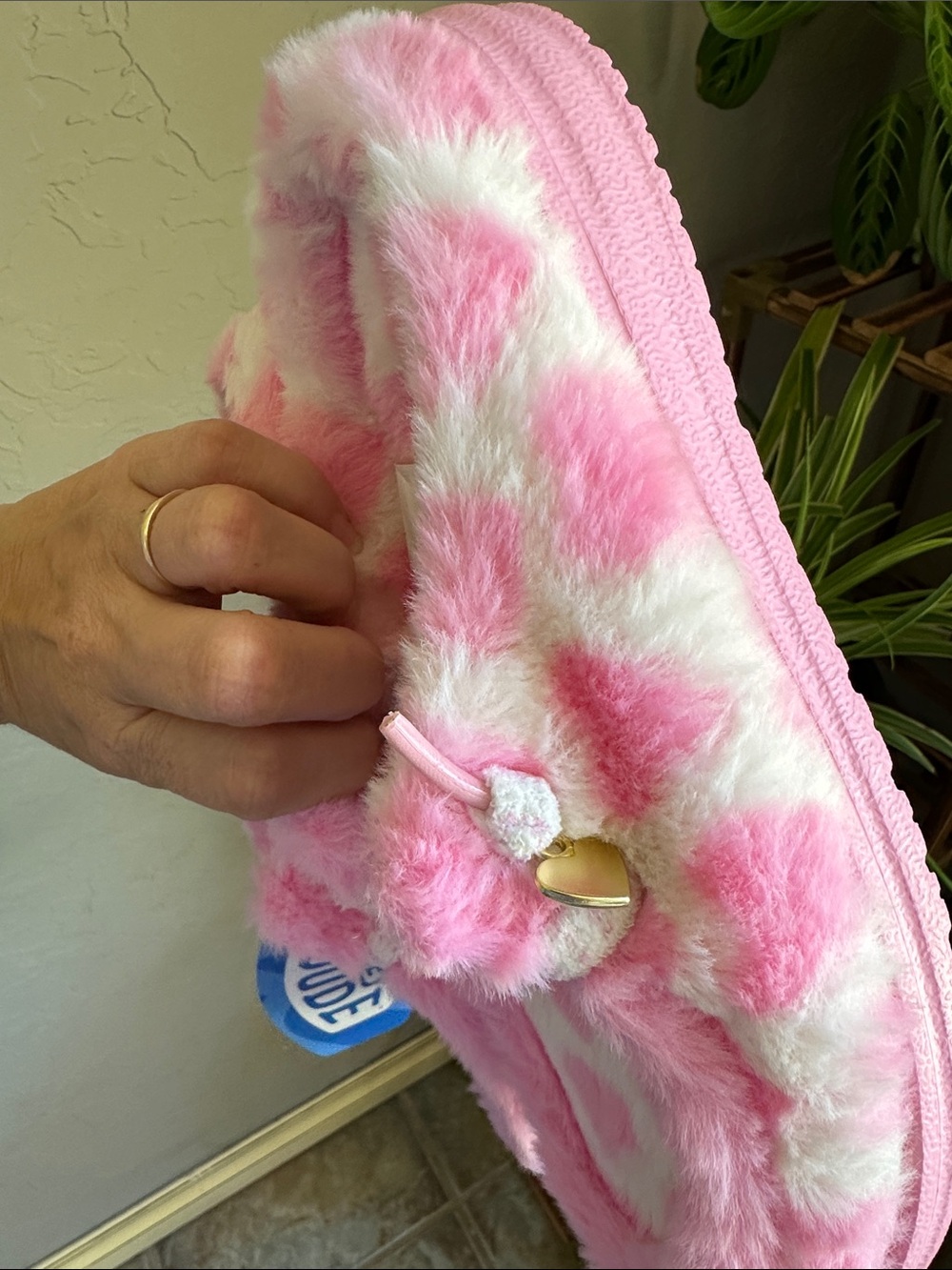 Hey Dude Pink & White Plush Heart Slipper size 7 new with tags - Picture 3 of 6